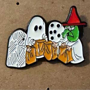 Peanuts Halloween Trick or Treat Charlie Brown pin